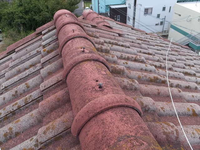 棟を固定する釘が抜けかけている